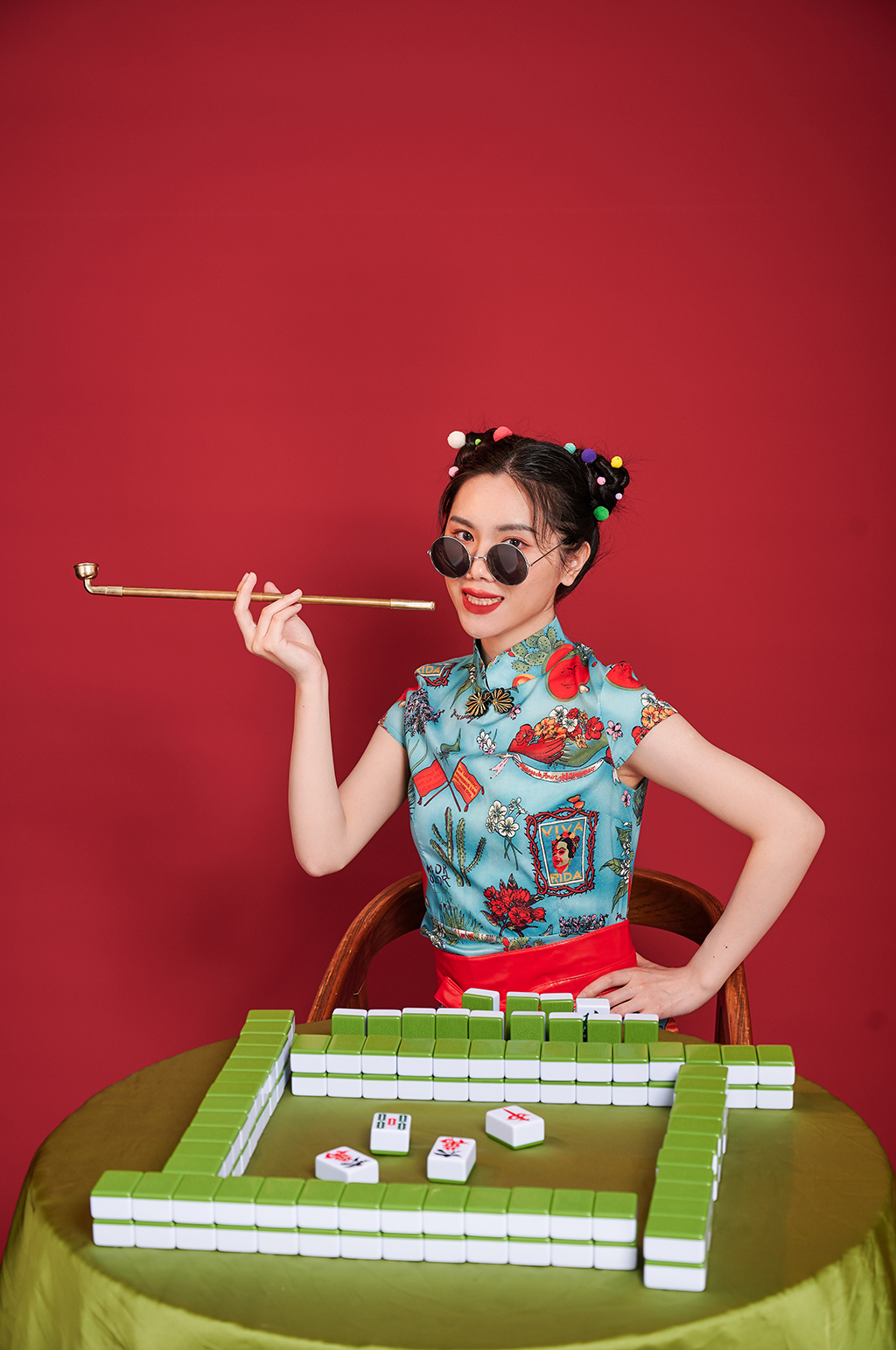 旗袍国潮美女麻将眼镜扇子造型商业摄影图