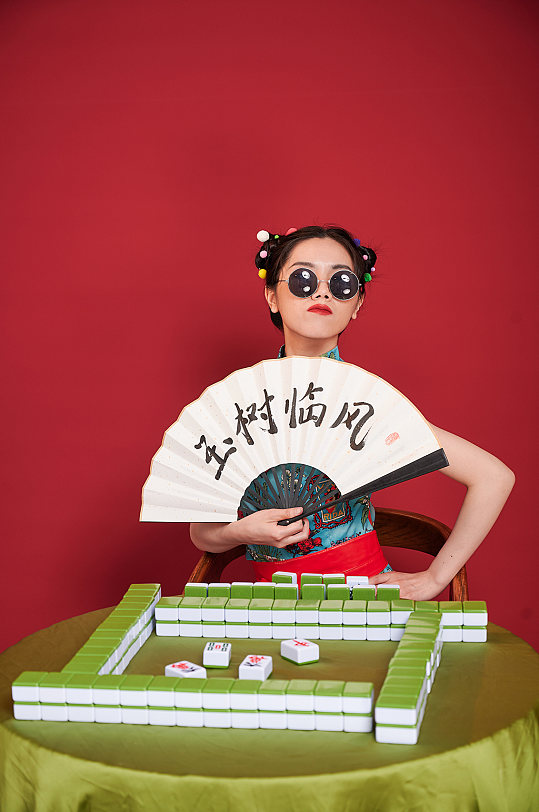 旗袍国潮美女麻将眼镜扇子造型商业摄影图