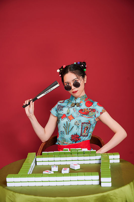 旗袍国潮女生创意扇子麻将造型商业摄影图