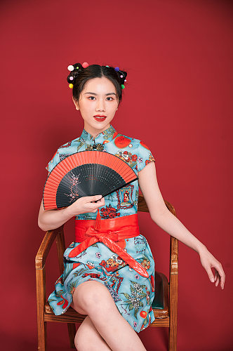 国潮扇子椅子旗袍美女创意造型摄影图