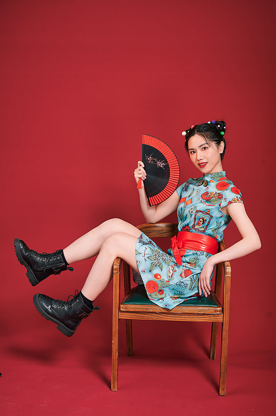 旗袍国潮美女扇子椅子造型商业摄影图