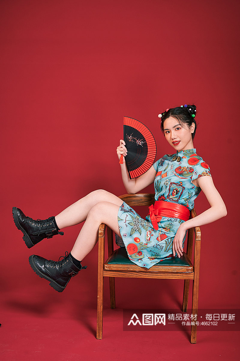 旗袍国潮美女扇子椅子造型商业摄影图素材