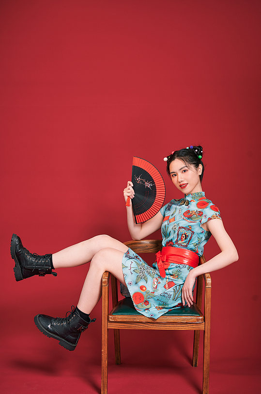国潮美女扇子椅子创意旗袍女生摄影图