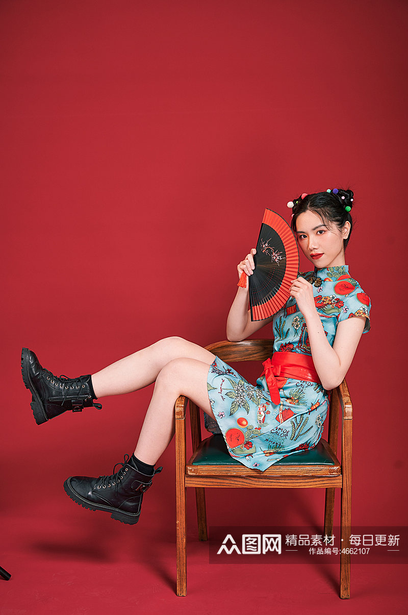 旗袍国潮美女扇子椅子造型商业摄影图素材