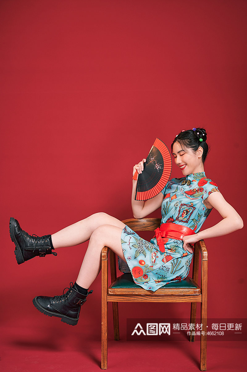 国潮扇子椅子旗袍美女创意造型摄影图素材