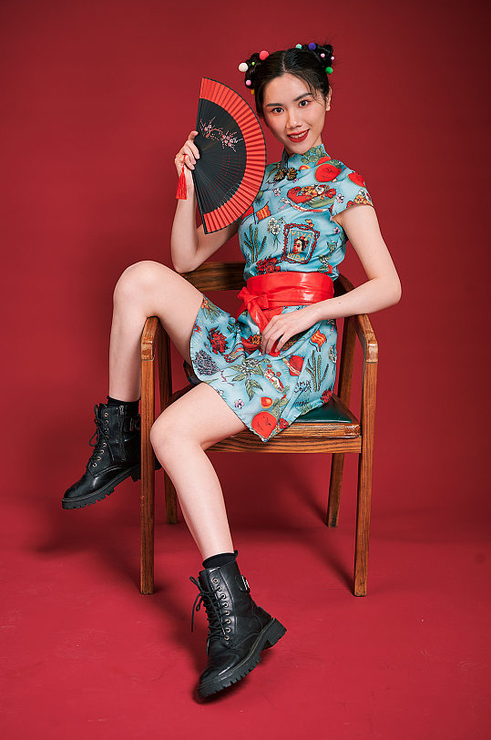 国潮丸子头女生拿扇子创意造型摄影图
