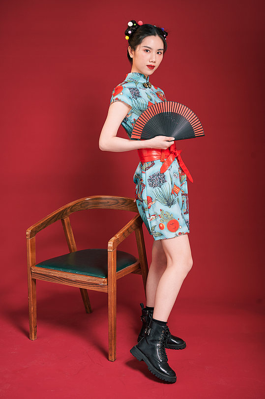 旗袍国潮美女拿扇子造型商业摄影图