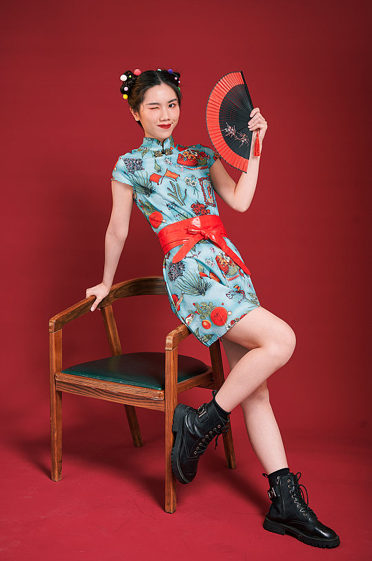 国潮丸子头女生拿扇子创意造型摄影图