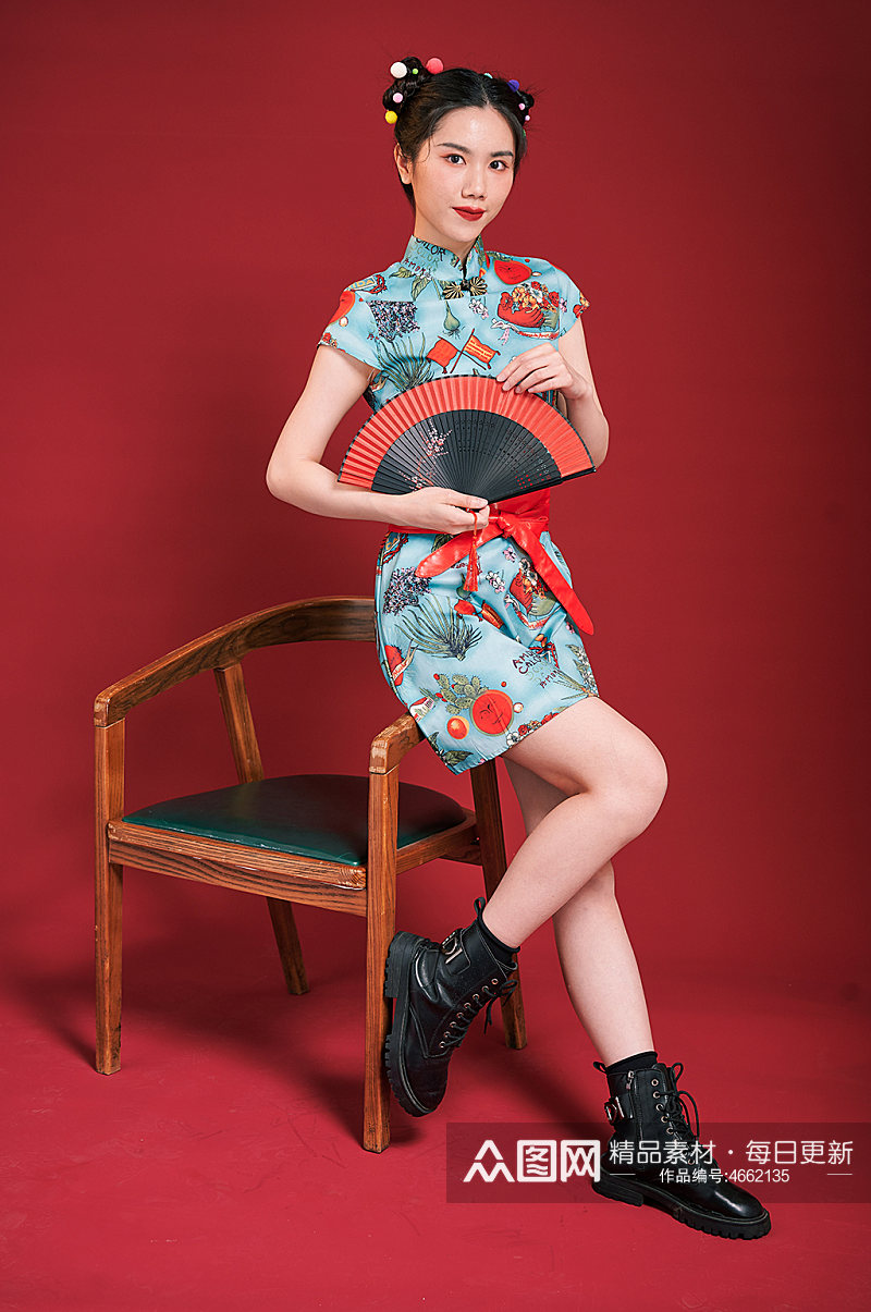 国潮红色扇子旗袍美女创意造型摄影图素材