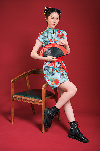 国潮红色扇子旗袍美女创意造型摄影图