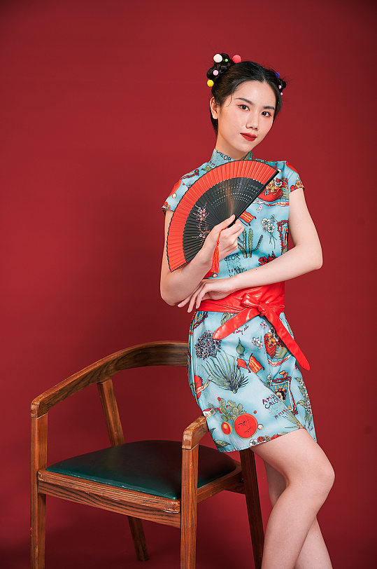 国潮美女拿扇子创意旗袍女生摄影图