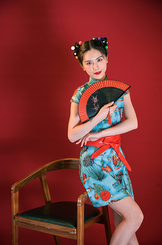 国潮红色扇子旗袍美女创意造型摄影图