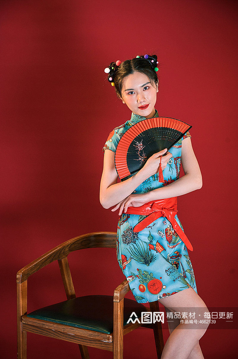 国潮红色扇子旗袍美女创意造型摄影图素材