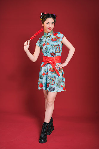 国潮红色糖葫芦旗袍美女创意造型摄影图