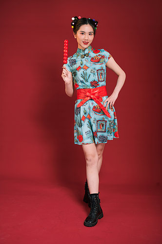 旗袍国潮女生创意糖葫芦造型商业摄影图