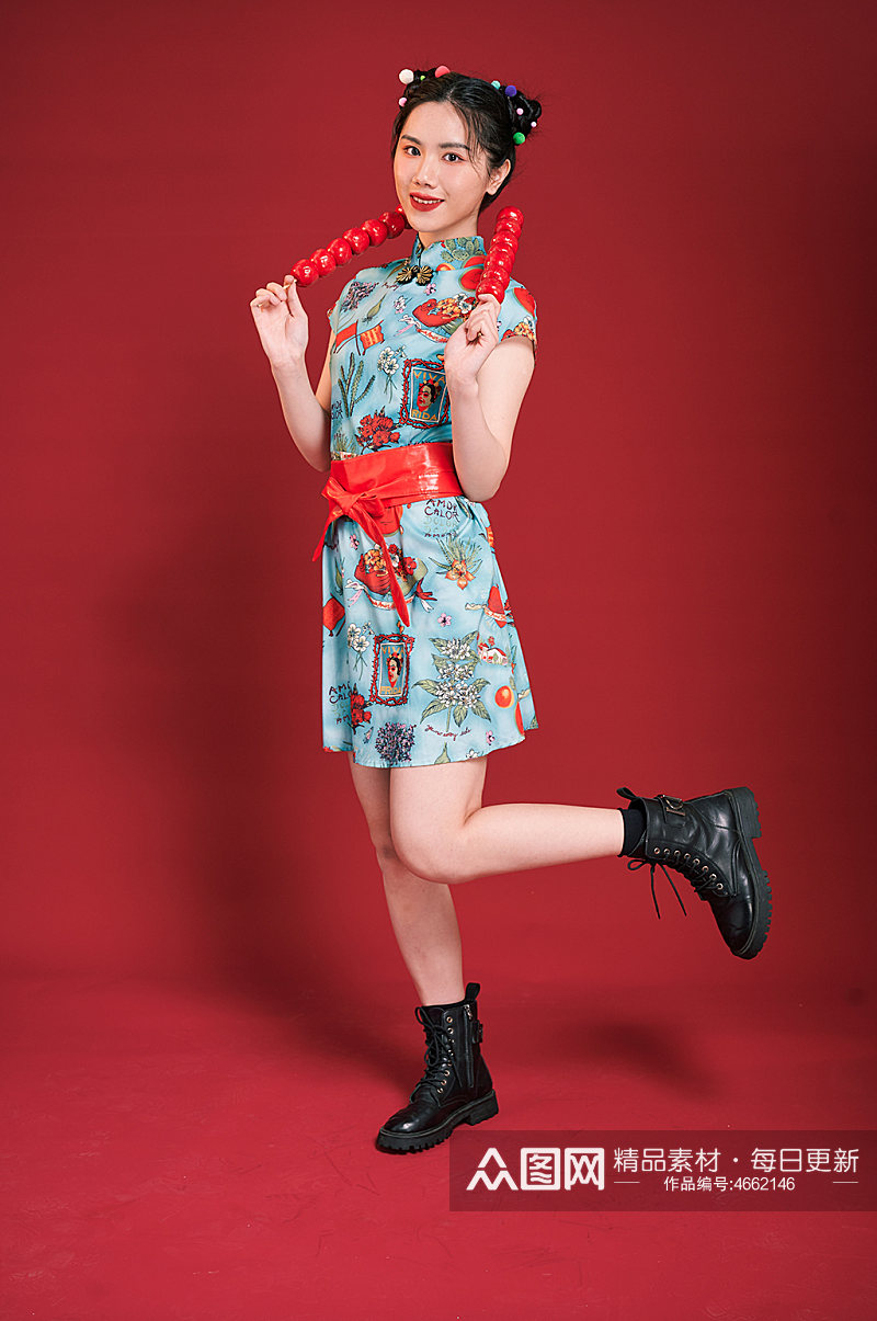 旗袍国潮美女拿糖葫芦造型商业摄影图素材