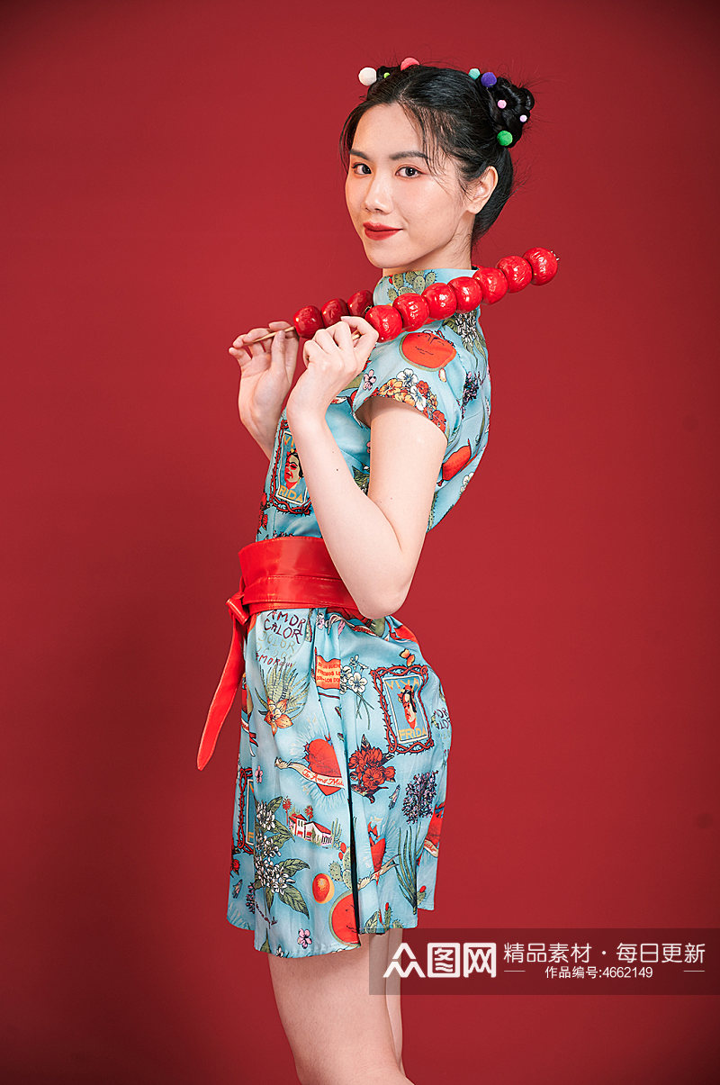 国潮美女拿糖葫芦创意旗袍女生摄影图素材