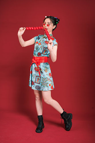 旗袍国潮女生创意糖葫芦造型商业摄影图