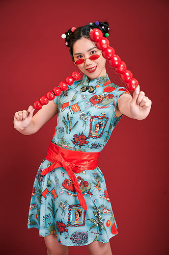 国潮美女拿糖葫芦创意旗袍女生摄影图