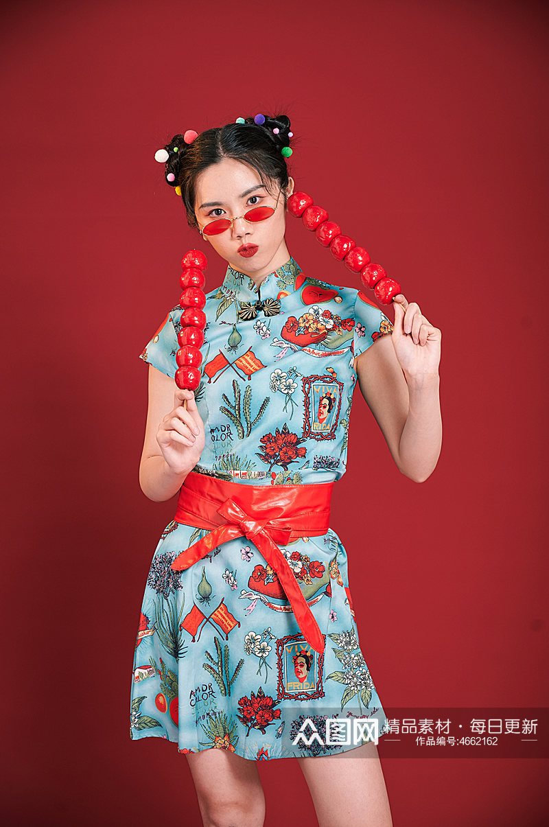 国潮红色糖葫芦旗袍美女创意造型摄影图素材