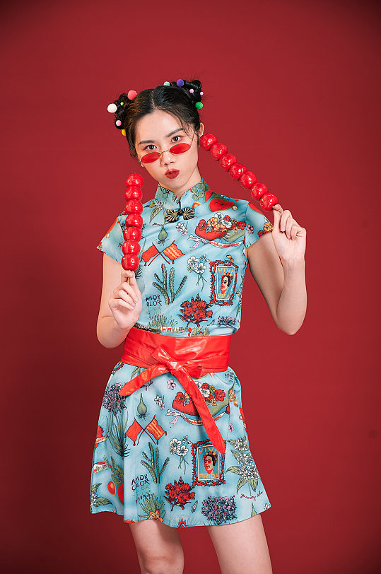 国潮红色糖葫芦旗袍美女创意造型摄影图