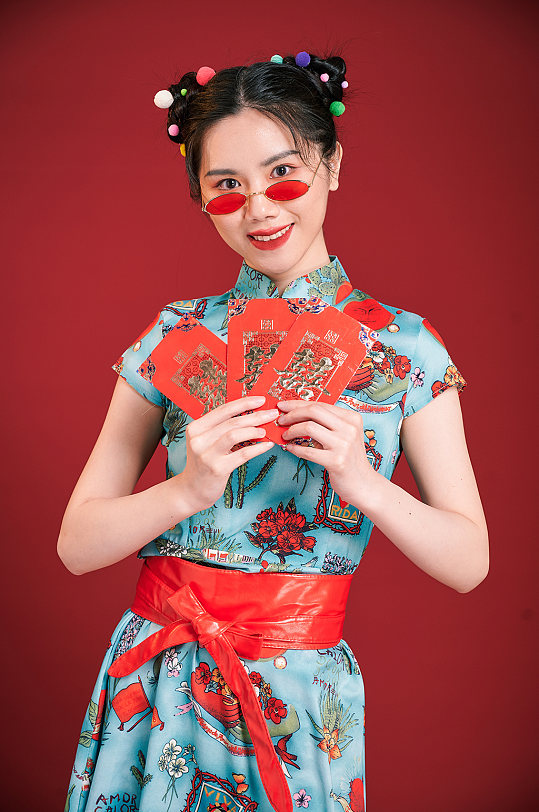 旗袍国潮女生创意红包造型商业摄影图