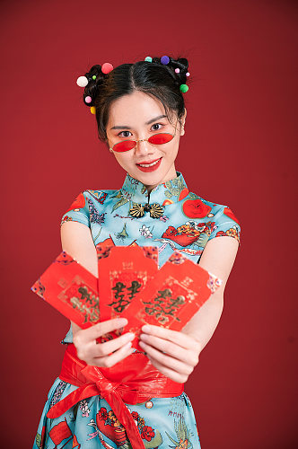旗袍国潮美女创意红包造型商业摄影图