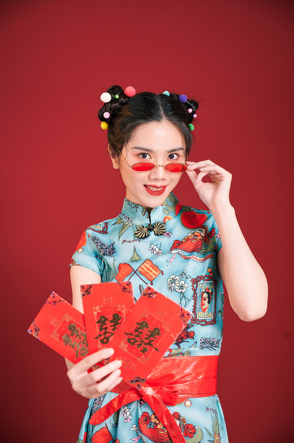 旗袍国潮美女创意红包造型商业摄影图