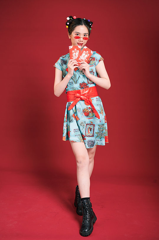 国潮新年红包旗袍美女创意造型摄影图