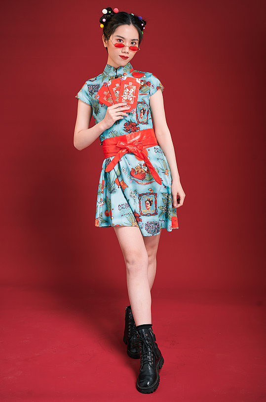 国潮美女春节红包创意旗袍女生摄影图
