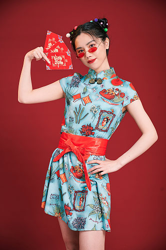 国潮美女春节红包创意旗袍女生摄影图