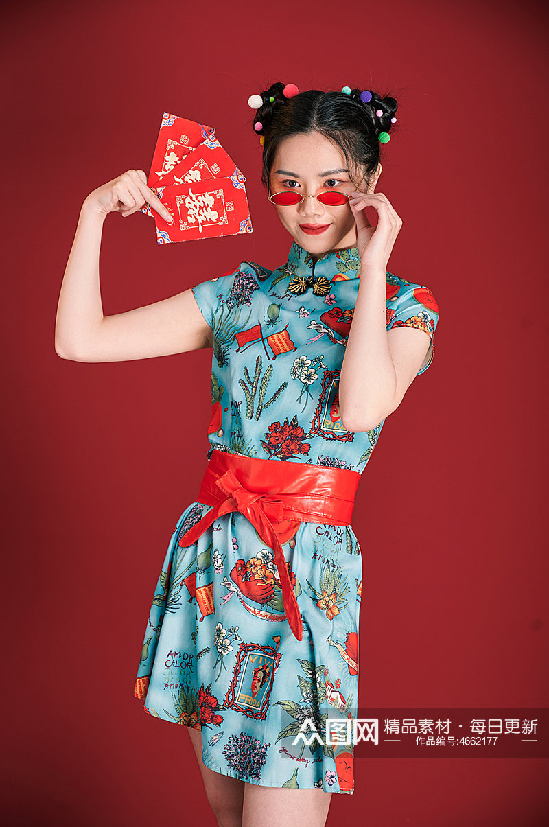 国潮新年红包旗袍美女创意造型摄影图素材