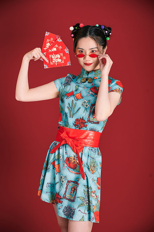 国潮新年红包旗袍美女创意造型摄影图