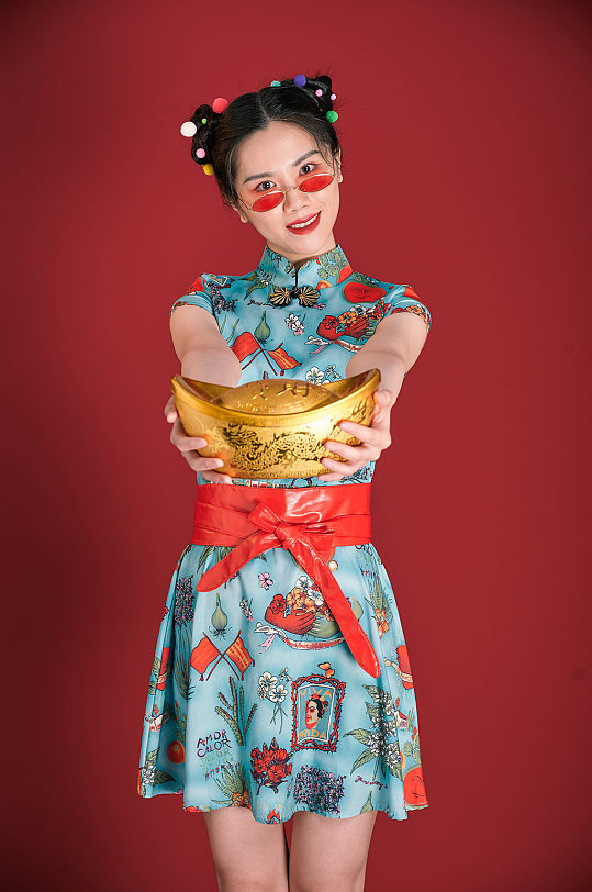 国潮丸子头女生金元宝创意造型摄影图