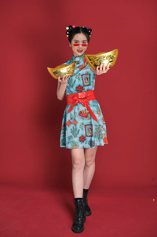 国潮美女金元宝创意造型旗袍女生摄影图