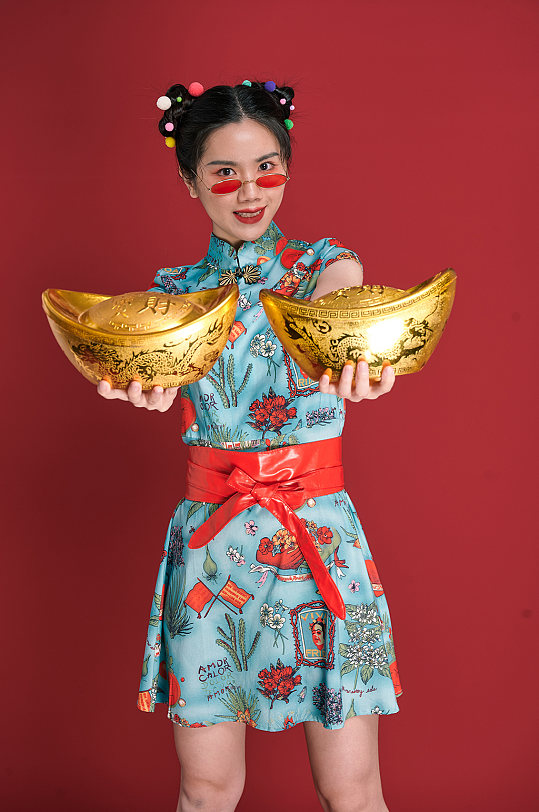 国潮美女金元宝创意造型旗袍女生摄影图