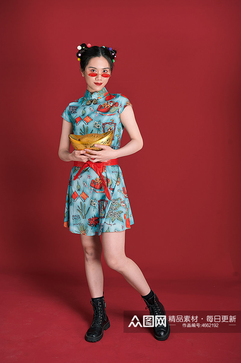 国潮美女金元宝创意造型旗袍女生摄影图素材