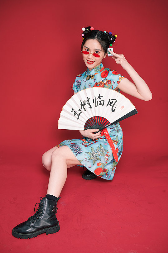 国潮女生旗袍创意水果西瓜商业摄影图国潮旗袍女生橙子创意商业摄影图