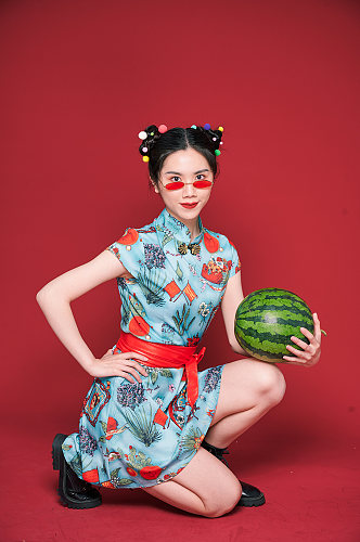 水果西瓜创意国潮旗袍女生商业摄影图