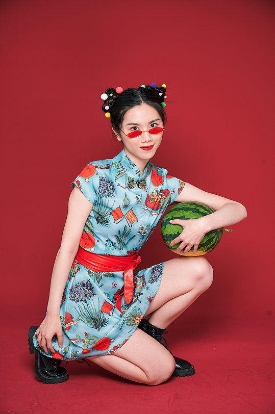 国潮创意水果西瓜旗袍女生商业摄影图