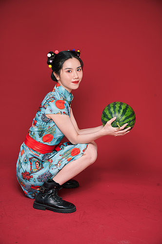 国潮女生旗袍创意水果西瓜商业摄影图
