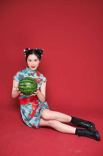 水果创意国潮旗袍女生商业摄影图创意摄影图
