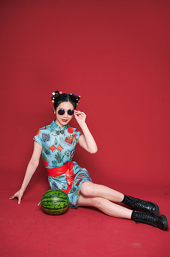 水果美食创意国潮旗袍美女商业摄影图