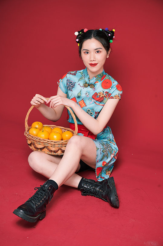 国潮水果创意旗袍美女橙子组合摄影图