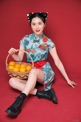 橙子水果国潮创意旗袍美女摄影图商业摄影图