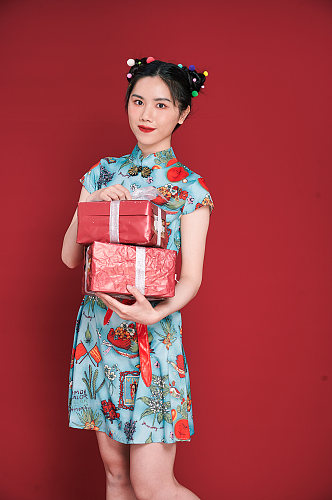 创意礼盒国潮旗袍女人商业摄影图