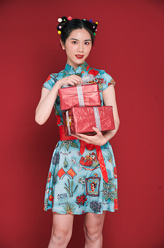 创意造型礼盒国潮旗袍女生商业摄影图