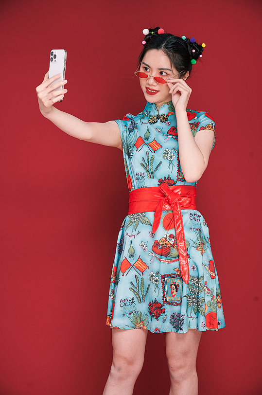 国潮创意旗袍女生自拍姿势商业摄影图