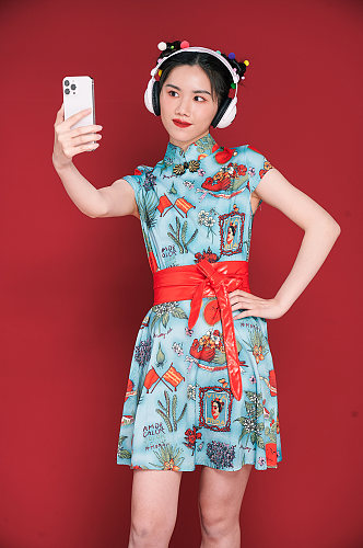 戴耳机自拍国潮旗袍美女商业摄影图