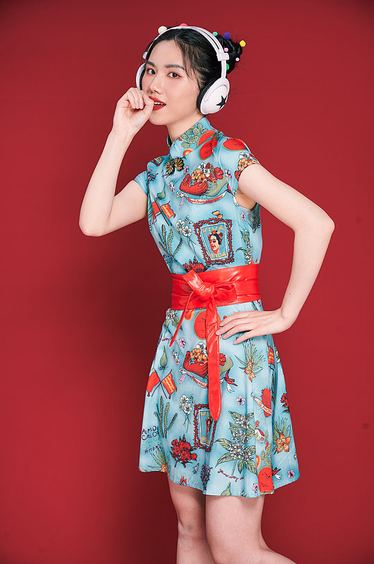 旗袍美女国潮耳机唱歌姿势商业摄影图